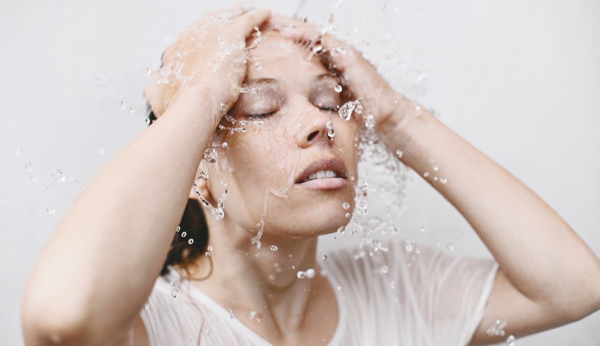 Featured image for Yes, Dunking Your Face in Ice Water Helps With Puffiness—and so Do These 5 Dunk-Free Tools